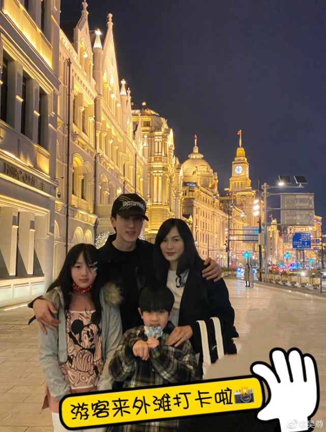 吴尊刘畊宏带娃打球，NeiNei耍赖撒娇，Max吃糖补充体力好欢乐