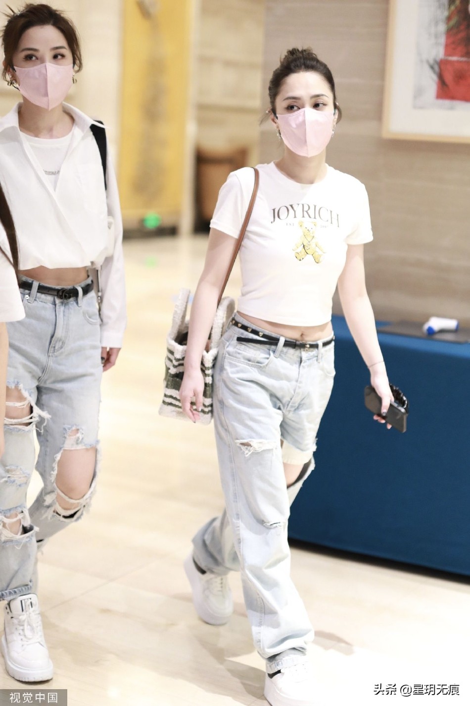 阿Sa阿娇《乘风破浪》上班路透 姐妹同穿露脐装破洞裤