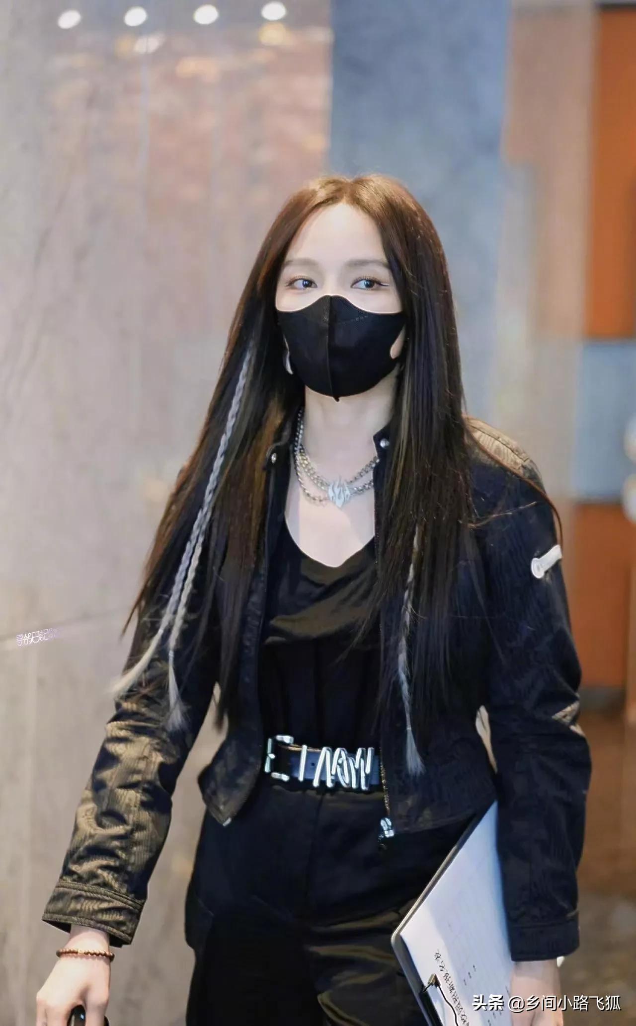 孟佳带社团招新报名表上班，一身黑色工装潮酷满分