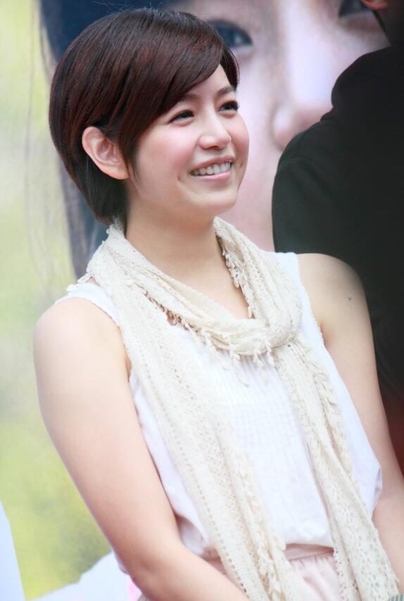 被陈妍希的“短发”造型美到了，减龄又少女，很有初恋感