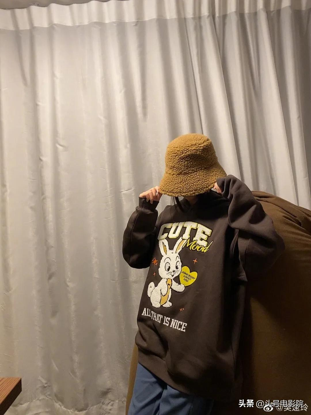 黄多多16岁戴金链涂眼影,爸爸萌娃早熟!曹格女儿11岁露肩画眼线