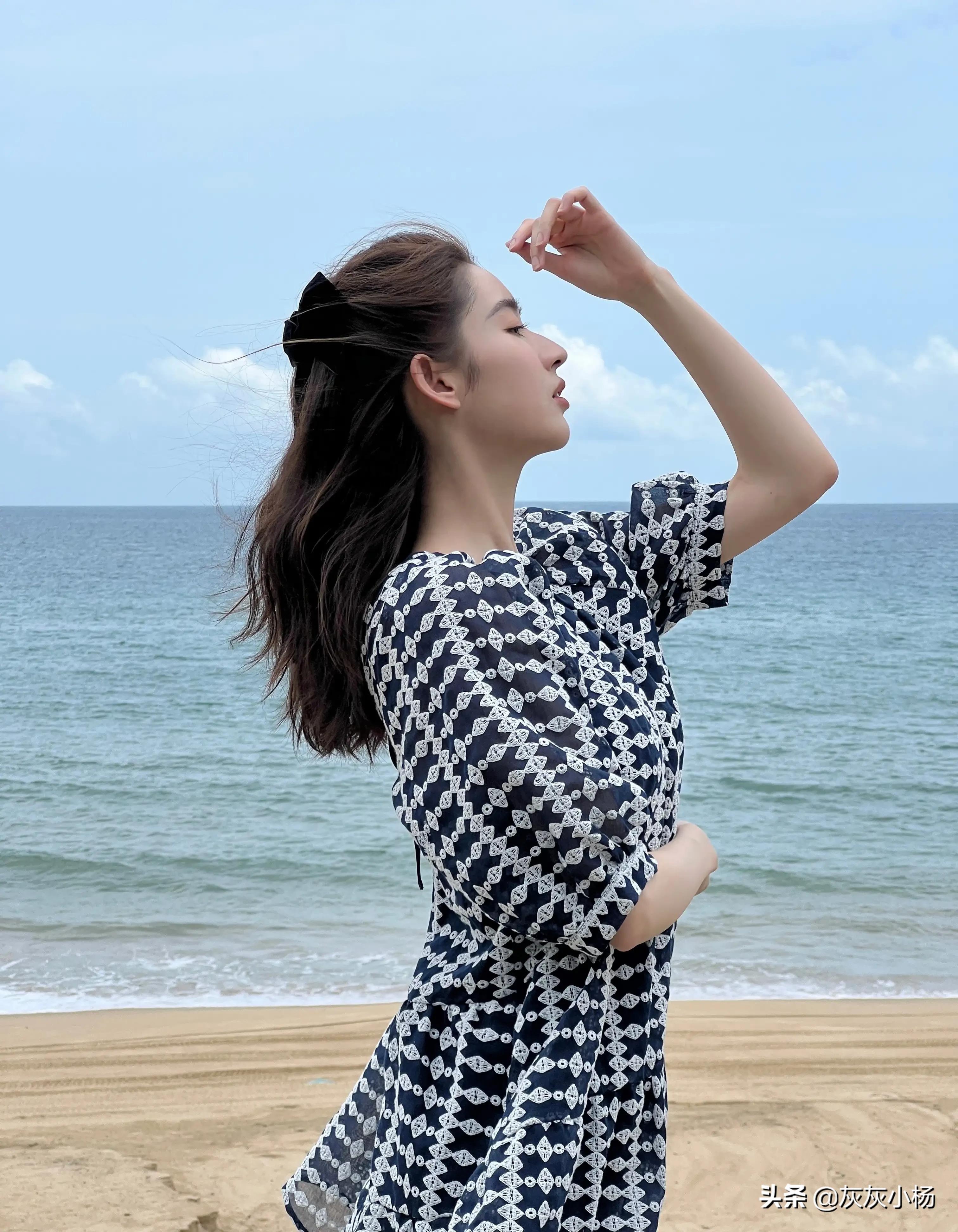 王玉雯，简约裙装，清纯甜美长相，气质脱俗