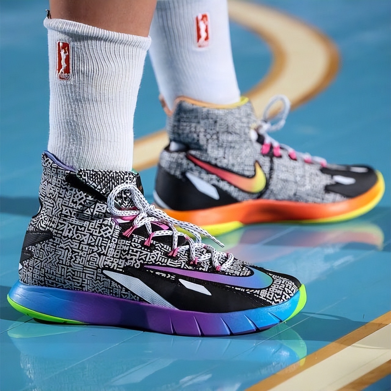 kd12(WNBA球员穿了哪些彩虹系列实战篮球鞋？欧文4代KD12代上脚合集)