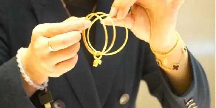买黄金的年轻人们 支棱不起来了?