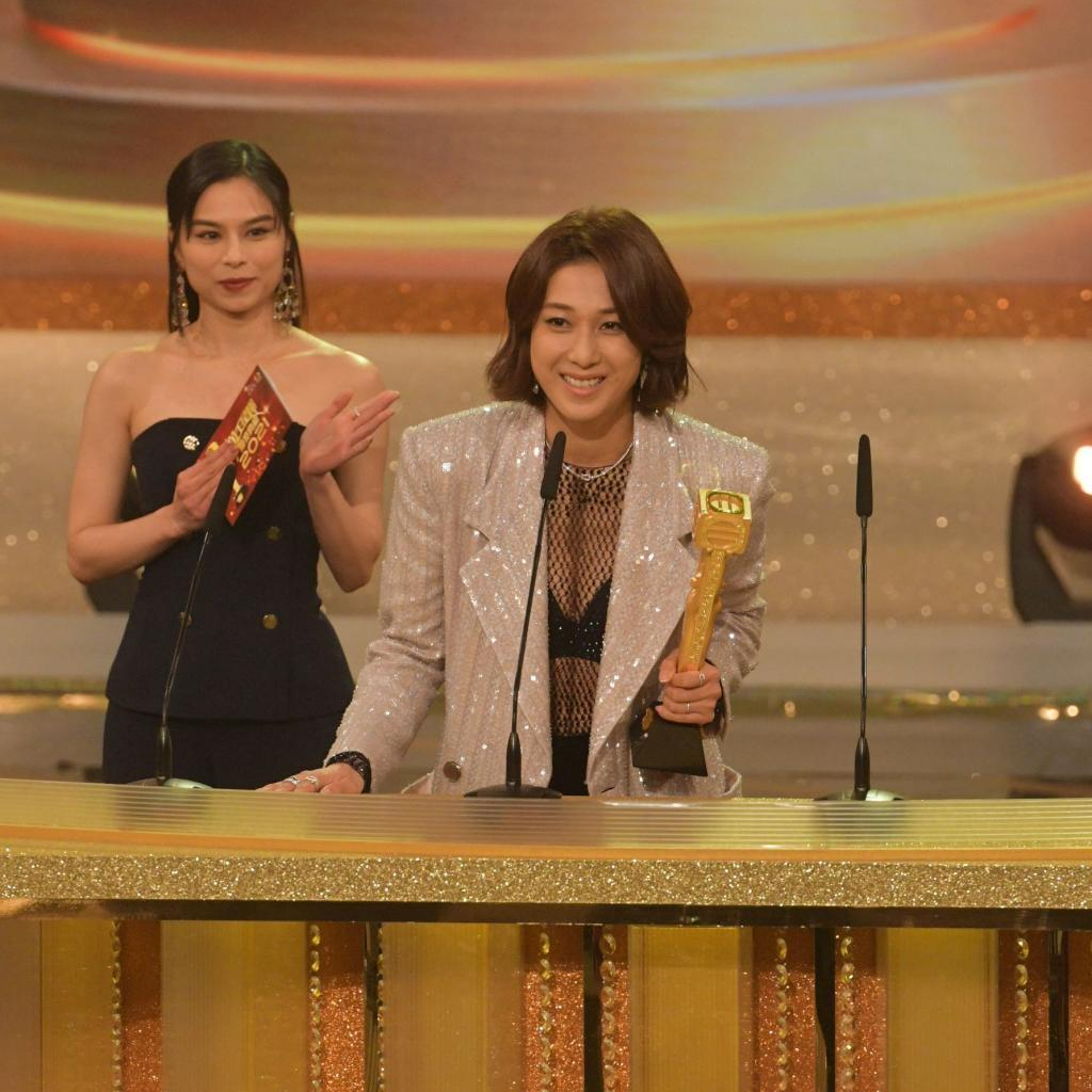 TVB颁奖礼上演宫斗，钟嘉欣痛失视后输给林夏薇是因为站错队？