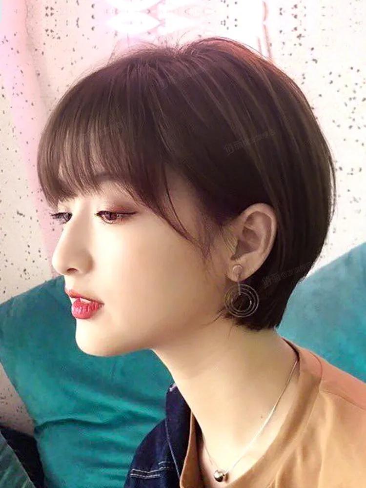 从而打造和谐比例(2) 发际线轻微靠后,可以选择短发自然发型喜欢留