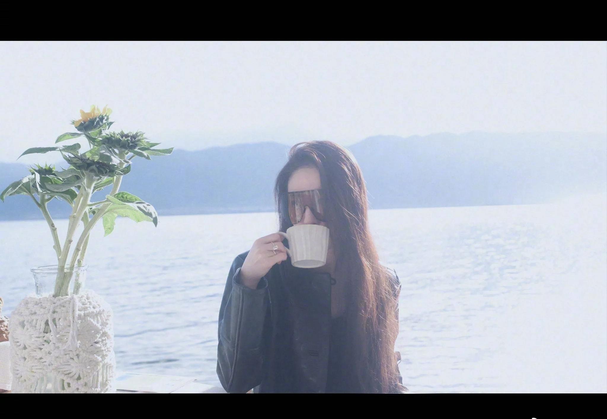 刘亦菲黑色皮衣