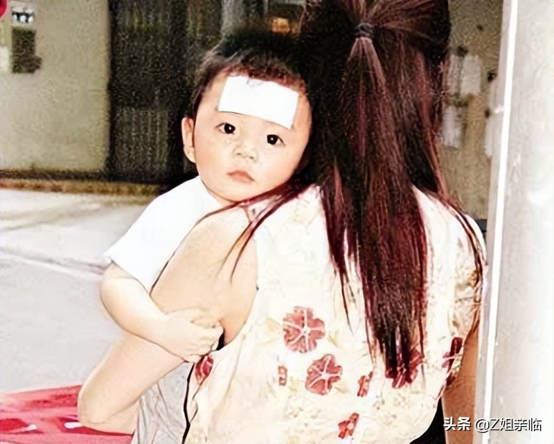 表面是星二代，实际是可怜人，有亲爹像没有，最长38年没见过爸爸