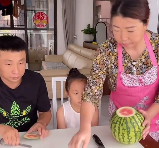 “逼瘋”父親漲粉百萬，央視點名表揚的三石父女，究竟有何魔力？