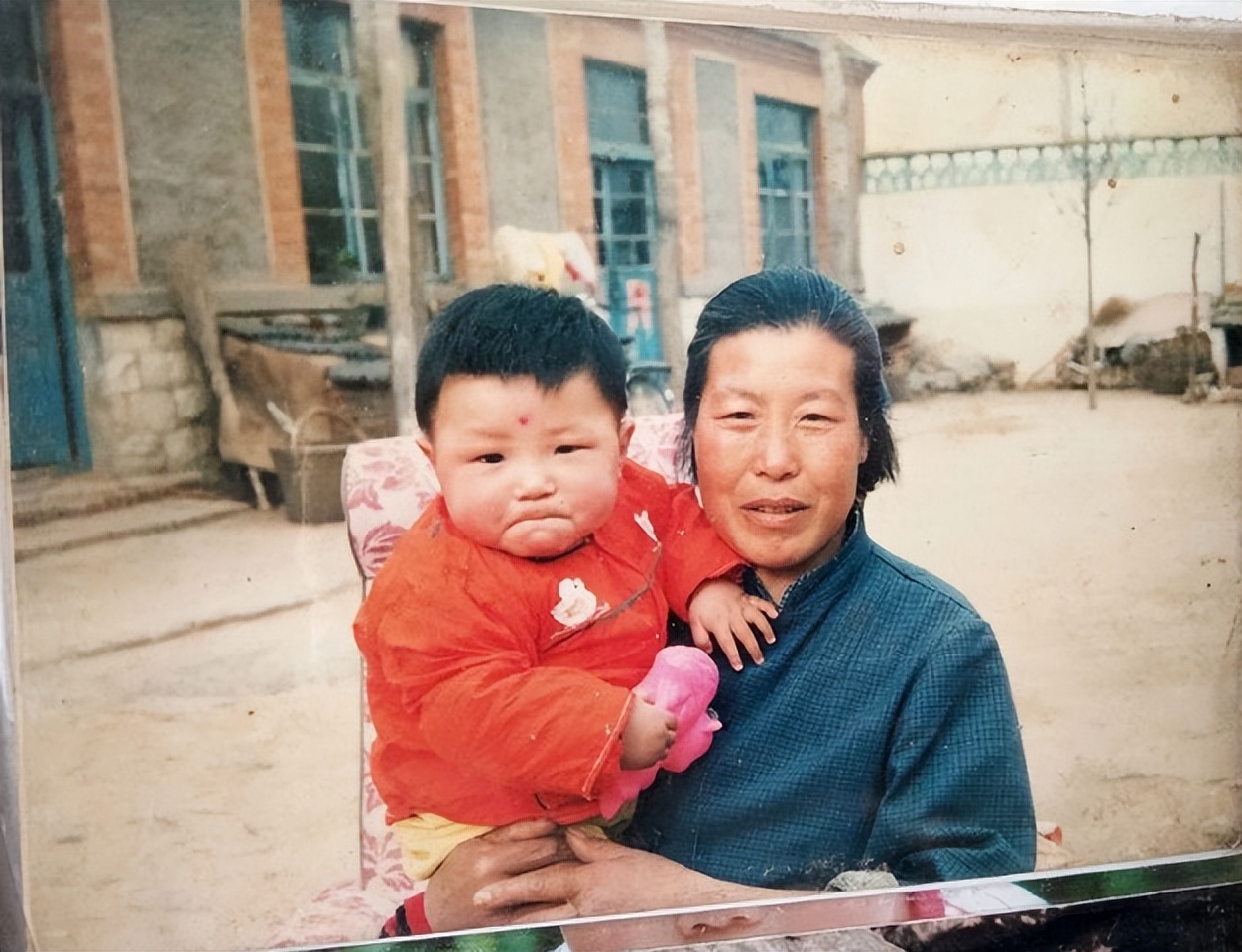 2017年，女孩金榜题名后，偷偷与富豪生父相认，穷养父：早干嘛了