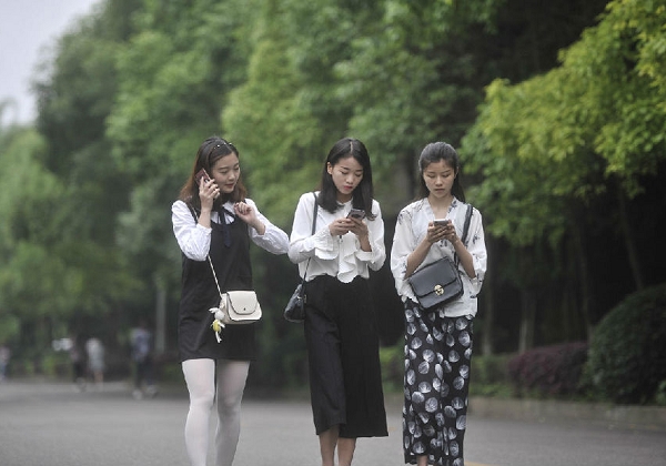 大学女生每月花费一万元，却自称“挑战节约”，贫困生们坐不住了