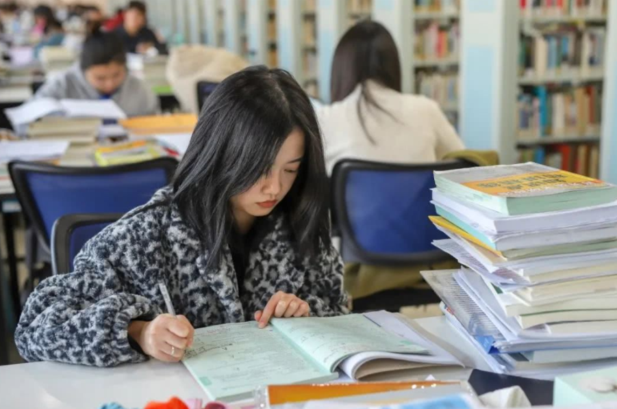 “至少性别对上了”，大学生网恋奔现“翻车”，美颜后判若两人