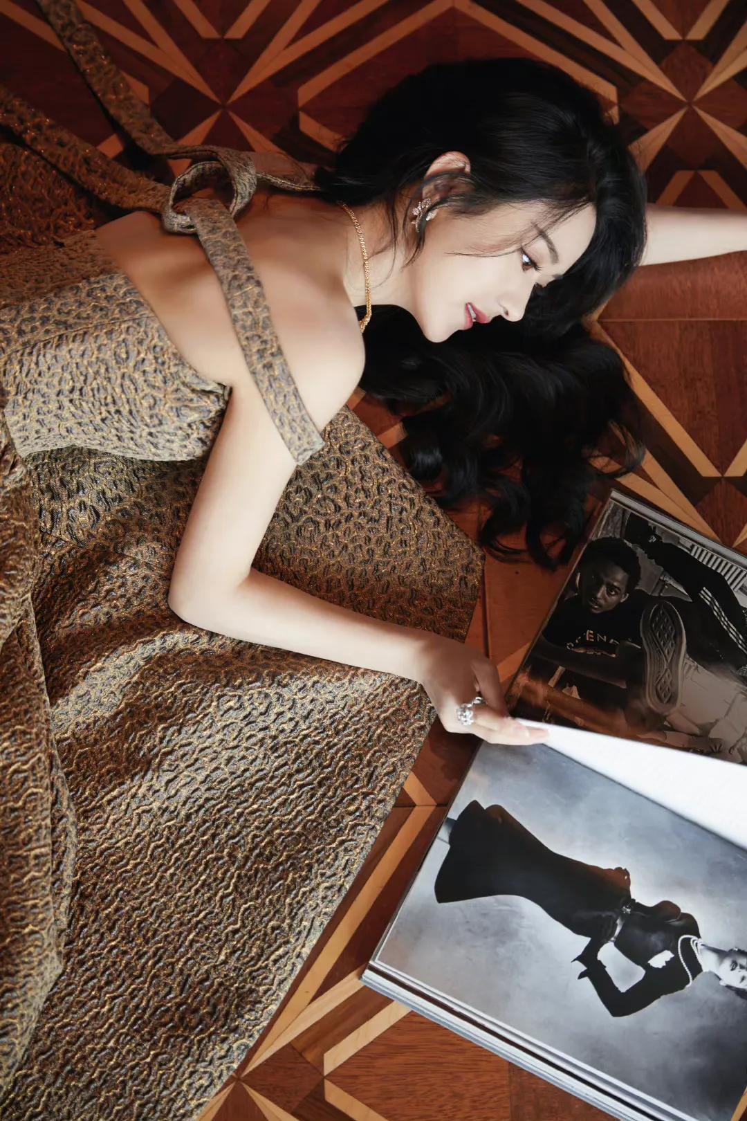 三大顶流的豹纹battle，迪丽热巴休闲惬意，赵丽颖杨幂一言难尽