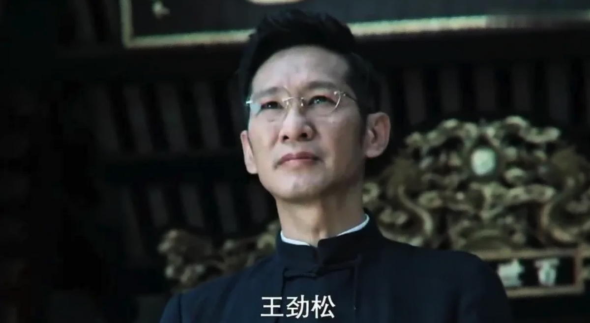 同样是“眼镜造型”，把肖战王一博和吴启华放一起，差距就出来了