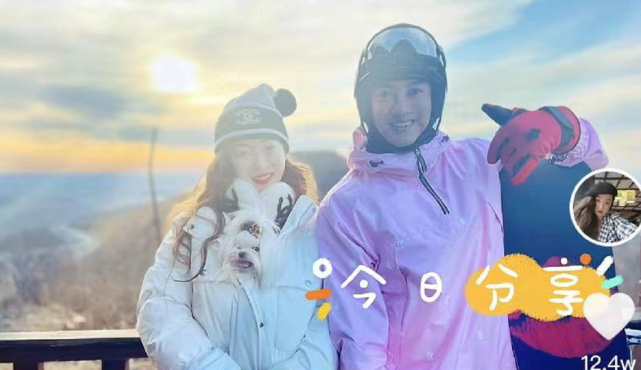 杜江风波后首与老婆同框，挨着霍思燕合照却单手背后，俩人无互动