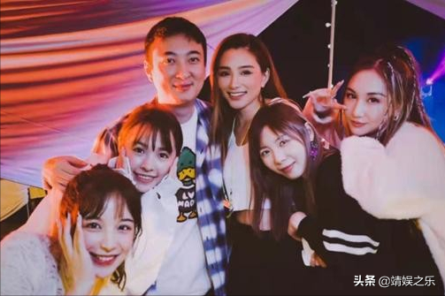 34岁王思聪三亚庆生，网红美女扎堆与其合影，排场比往年低调许多