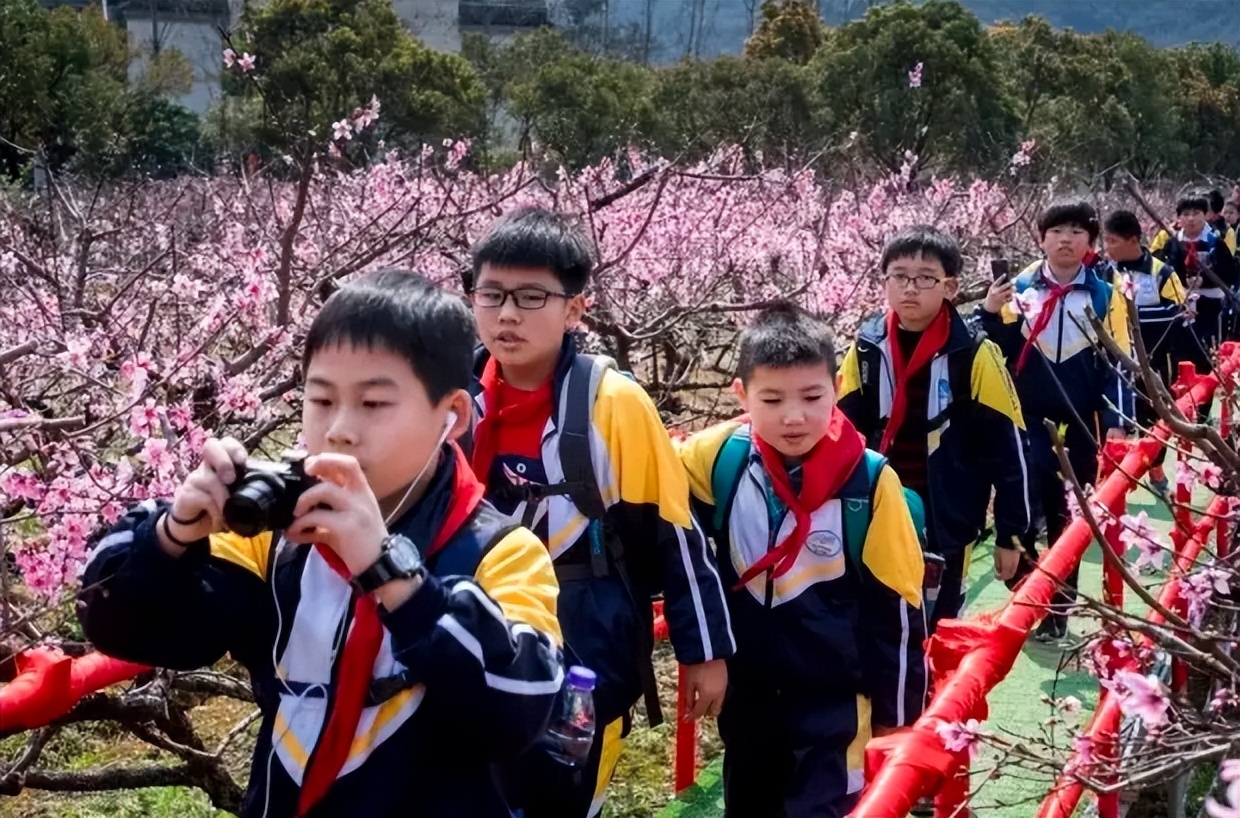 学生迎来好消息，大中小学生有望增设“春秋假”，部分学校已实施