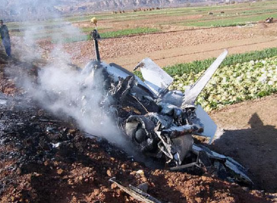 16秒生死抉择：为救村庄，飞行员李剑英三次放弃逃生，坠机而亡