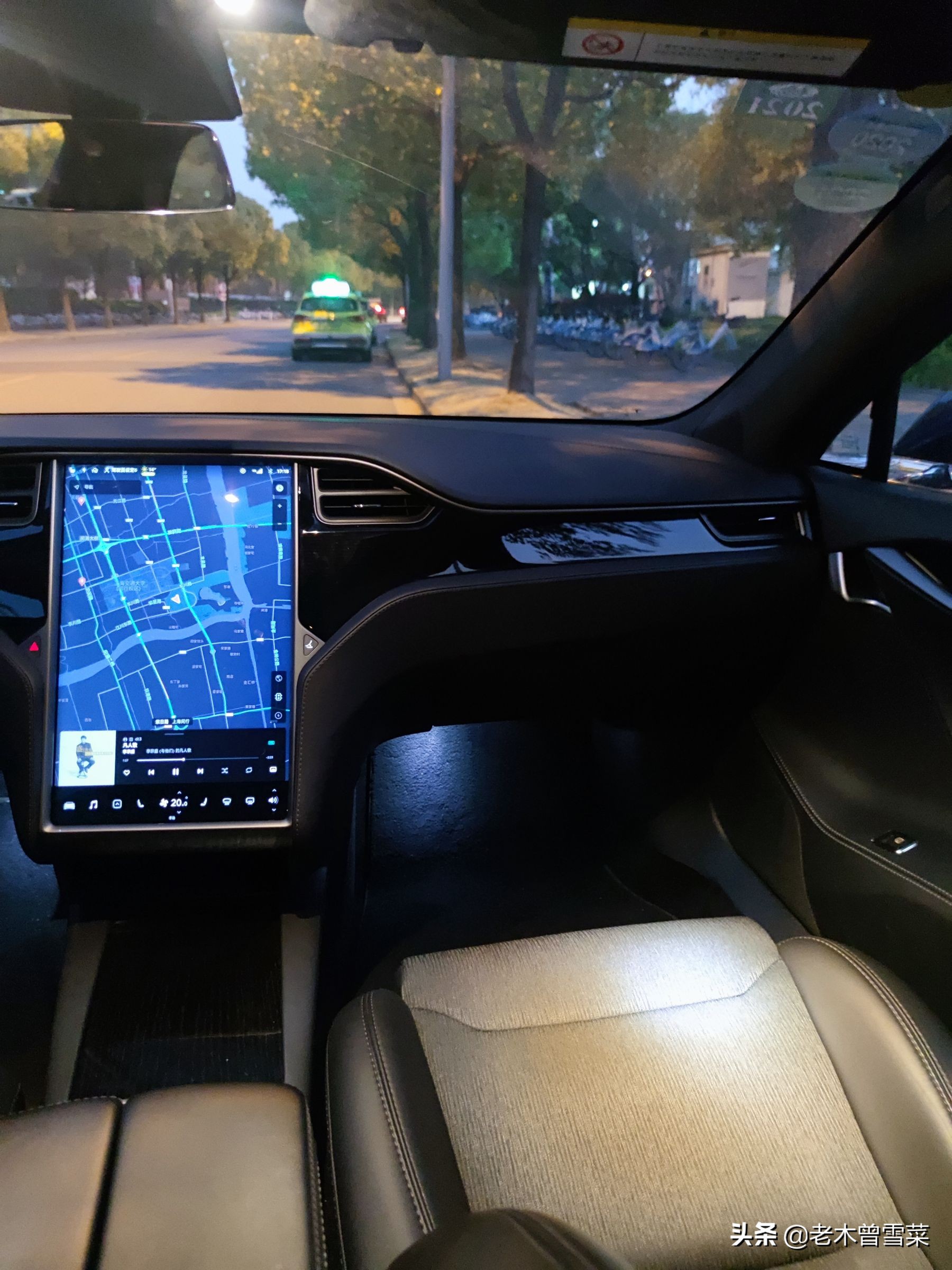 因为model 3和model y,特斯拉一直被认为是同价位内饰最简陋的车辆.