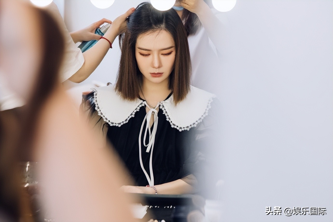 戚薇穿粉色蓬蓬裙遮肚 孕期双腿仍纤细笔直