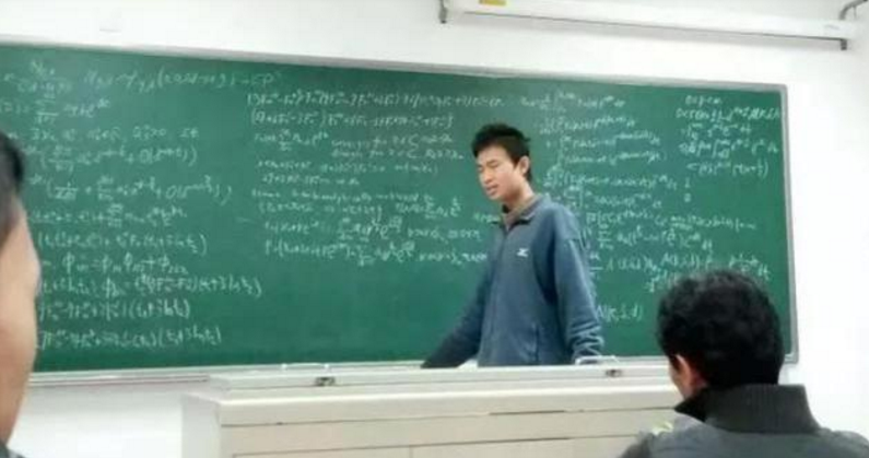 哈工大博导第一学历为“中专”，用10年时间实现逆袭，让人敬佩