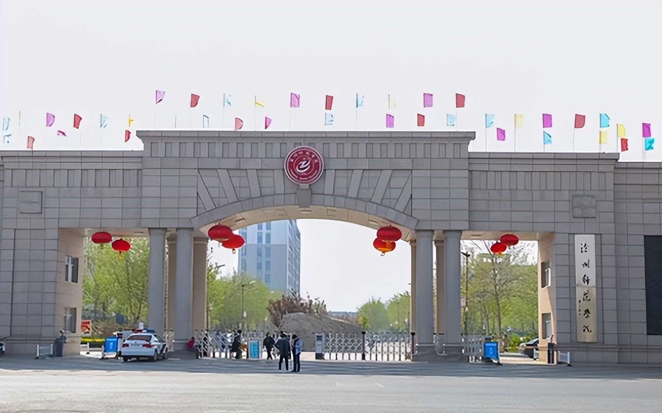 500分左右就能考上的师范类院校，就业形势也不差，中等生可参考