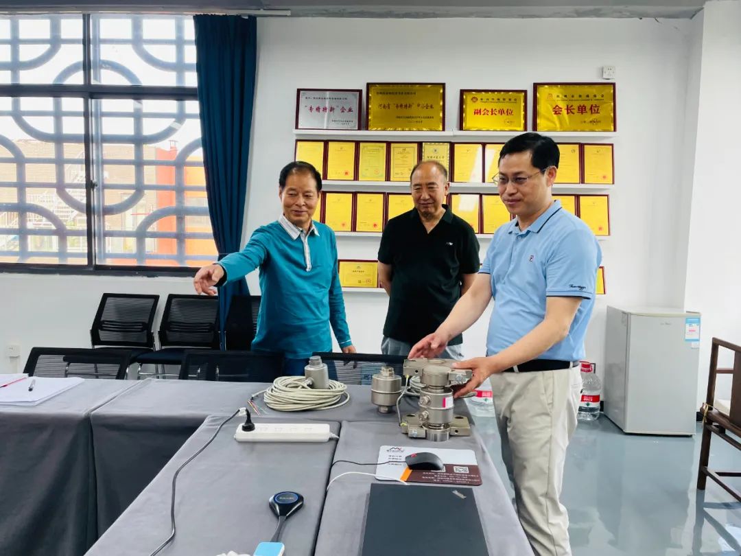 河南省工商局原副局长赵中祥到郑州新益德研发测试中心考察指导