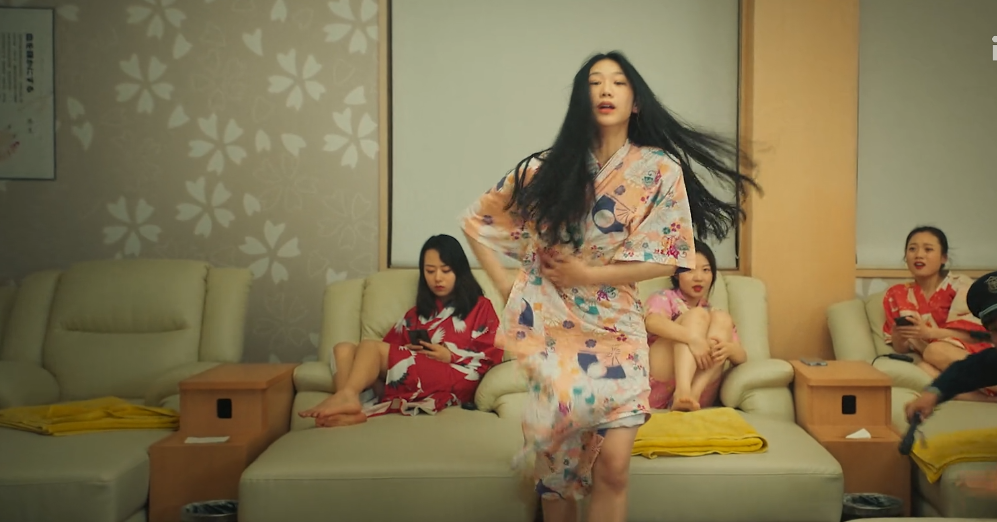 没想到，王小利一部网大能抄袭三部经典，赵本山的招牌被消耗光了