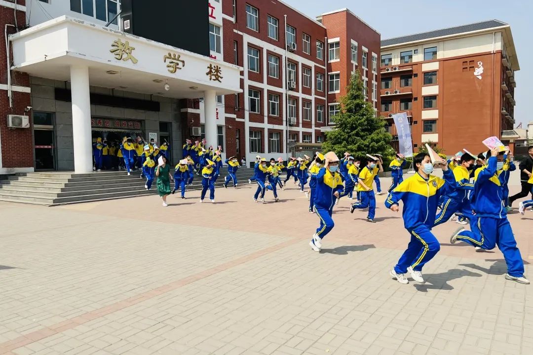 演練有方 應(yīng)急不慌丨廣宗太行中學(xué)開展防震防火緊急疏散演練