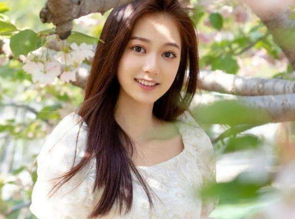 4名领诵员个个优秀，为啥唯独冯琳备受关注？杨澜一语道破玄机