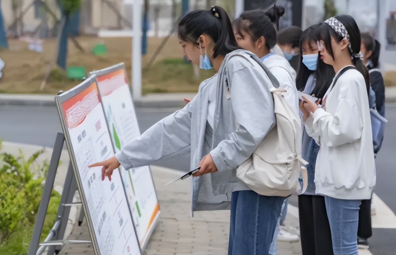 2022年将是“高考小年”，分数线可能会下降？考生注意谨慎报考