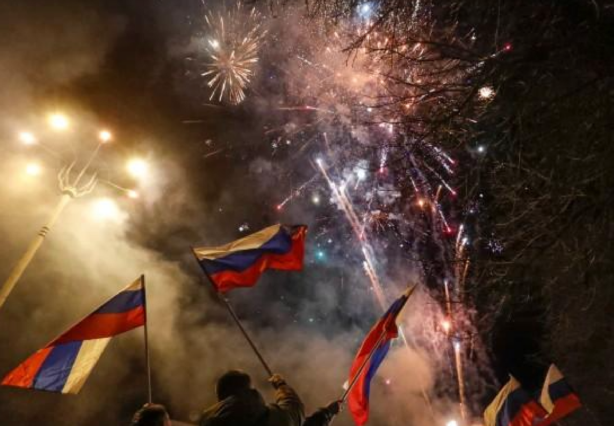 俄羅斯國旗都升起來了！俄軍支援烏東武裝後，當地居民連夜慶祝