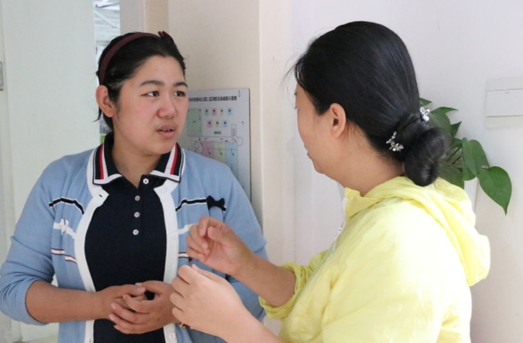 爸爸来开家长会，却被老师劝退回家，“您还是换件衣服再来吧”