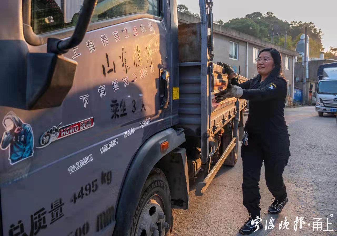 有时候被人帮，有时候遭人拒绝！在宁波开平板大货车，她的故事很励志