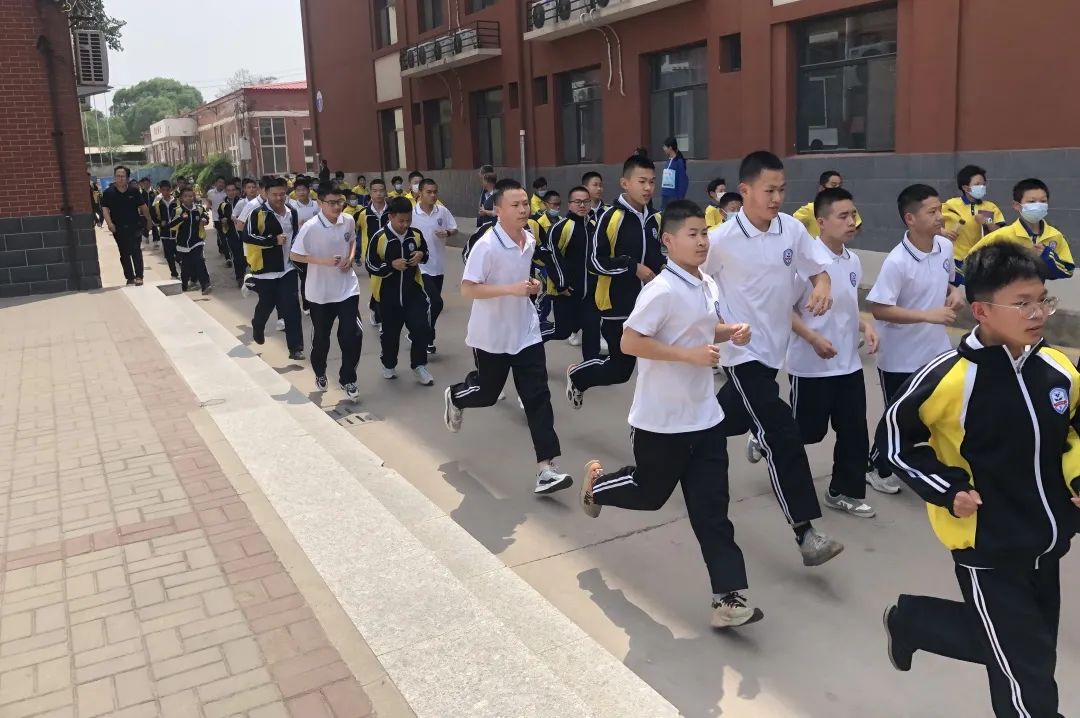 演練有方 應(yīng)急不慌丨廣宗太行中學(xué)開展防震防火緊急疏散演練