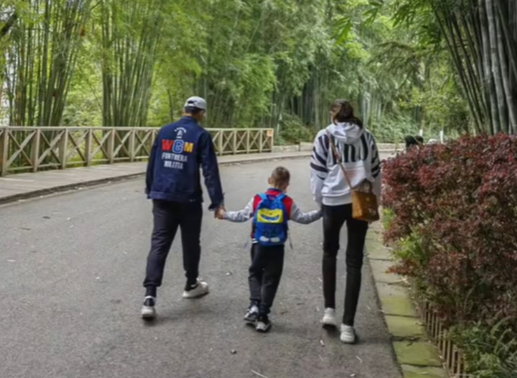 林丹夫妇带娃看熊猫无人识！6岁小孩满头黄发，一家三口长腿抢镜