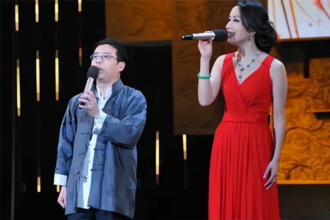 曾经的央视名嘴阿丘，因一句“向世界道歉”，彻底身败名裂