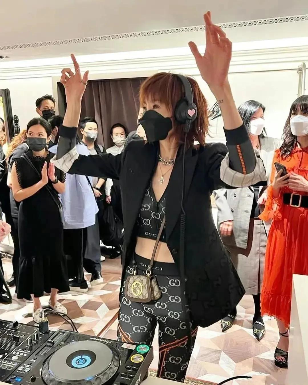 张曼玉一张照片上热搜，竟然有人评论说看不到她的美