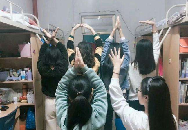 辅导员查寝新招数，学生按照指定动作拍照，学生感叹姜还是老的辣