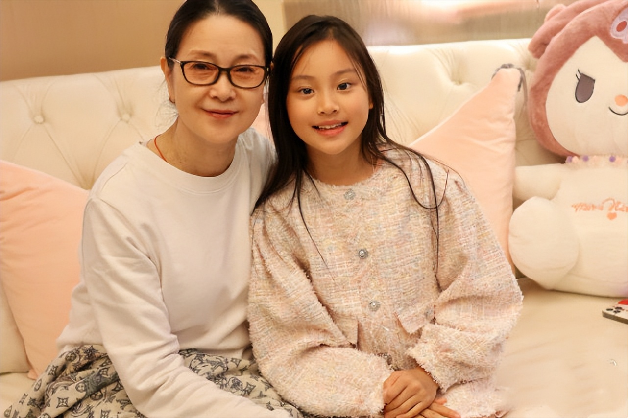 李小璐罕晒祖孙三代合照，65岁李妈妈气质佳，甜馨长成翻版贾乃亮