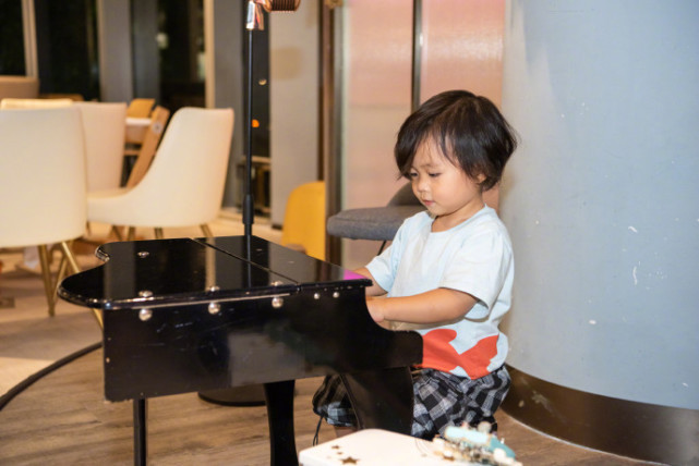 张晋带娃好有爱，搂着儿子唱粤语歌，乐儿扎小揪揪全程“冷漠脸”