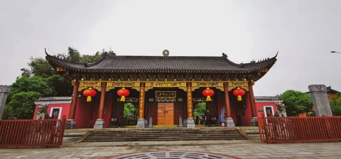 1969年，最后一任张天师撒手人寰后继无人，接班乱象频出