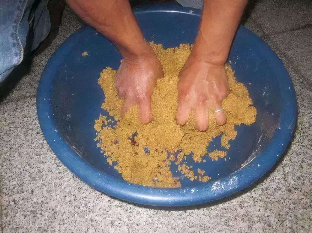 首先,准备白面粉100克,蜂蜜10克,香油半勺,将蜂蜜用温水化开,然后将