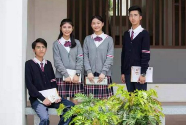 为啥普通学校校服是裤子，贵族学校却是裙子，这其中差在哪了？