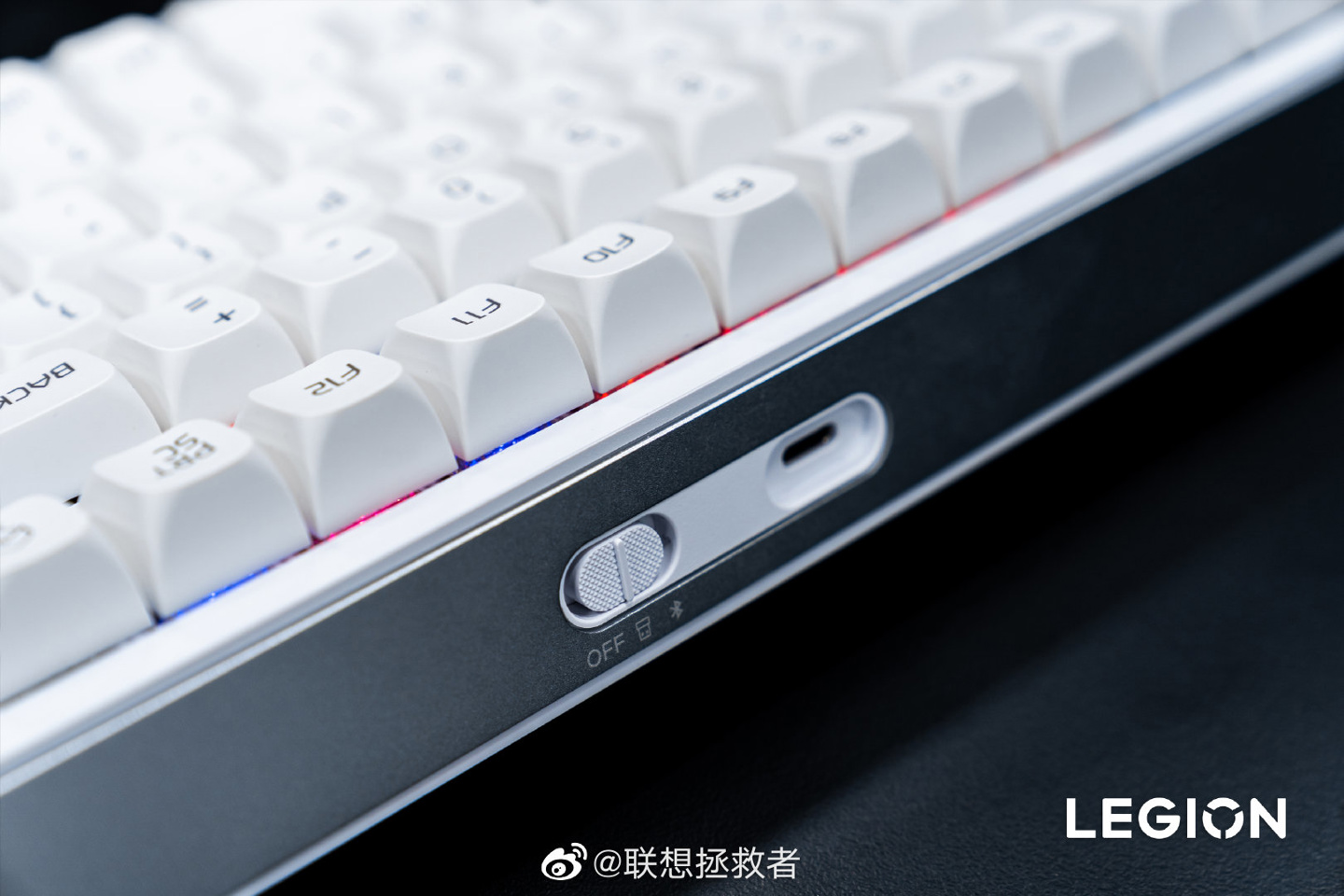 联想推出拯救者K7机械键盘冰魄白配色