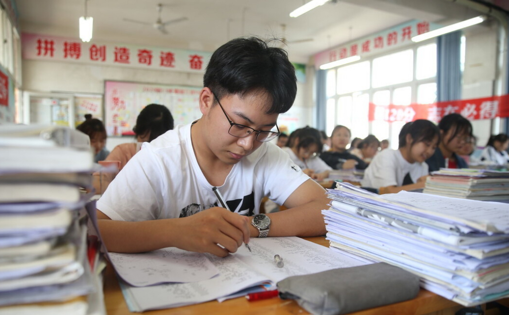 安徽省文科有多难？500分也考不上本科，看到其他省份学生很委屈