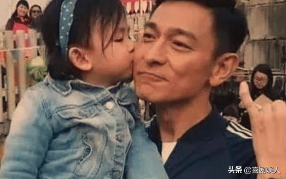 同样是老来得子，金士杰拼命拍戏不敢老，刘德华安享天伦之乐