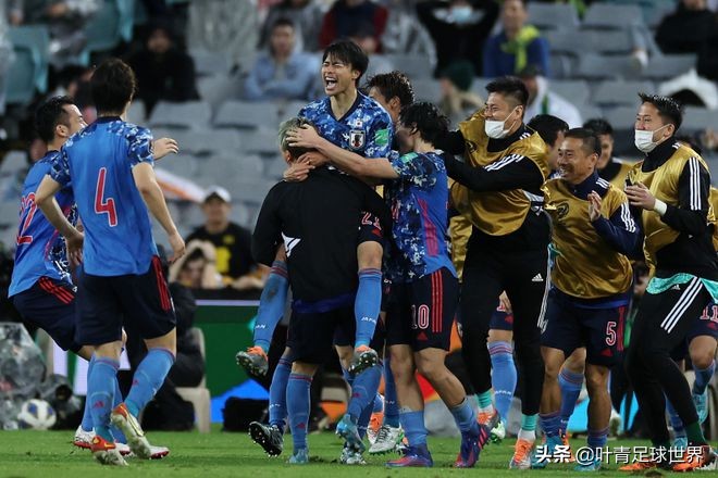 为什么日本人能进入世界杯(7次进世界杯！日本队围成一圈，疯狂庆祝！主场4万观众死寂)