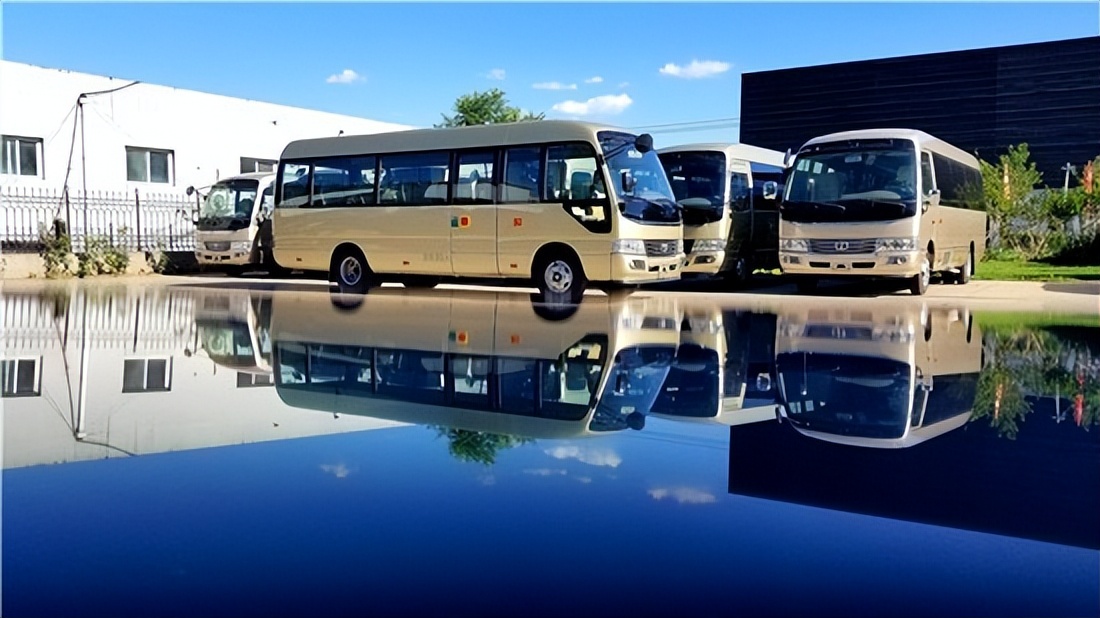 丰田考斯特12座豪华版最新改装样式