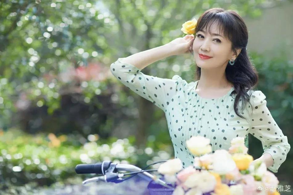 68岁赵雅芝手持鲜花美若天仙！不老女神太惊艳了